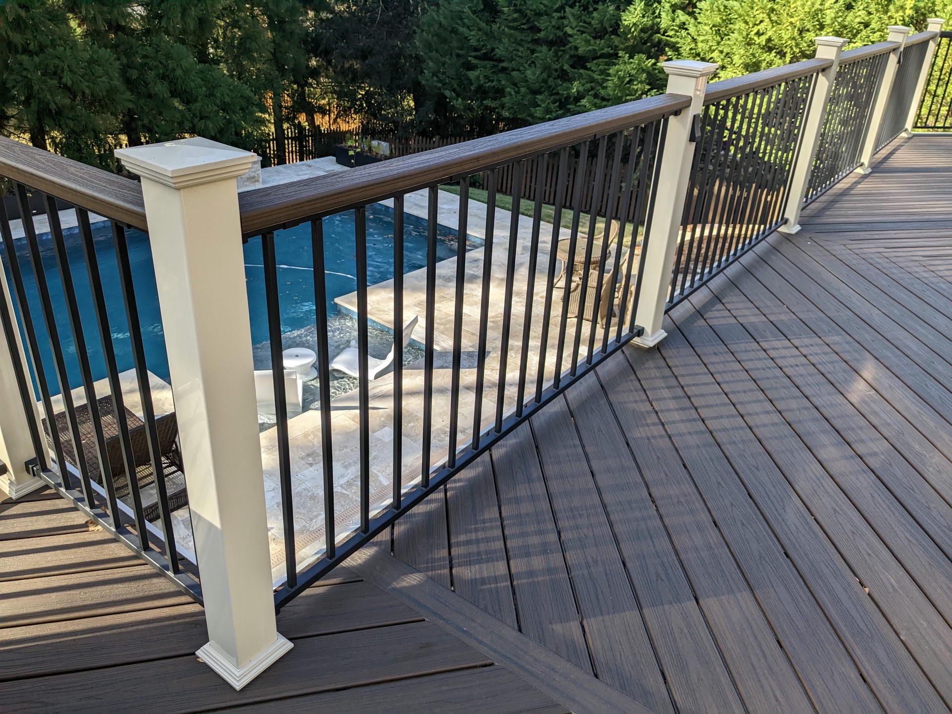 Fortress Fe26 railing running along a poolside composite deck